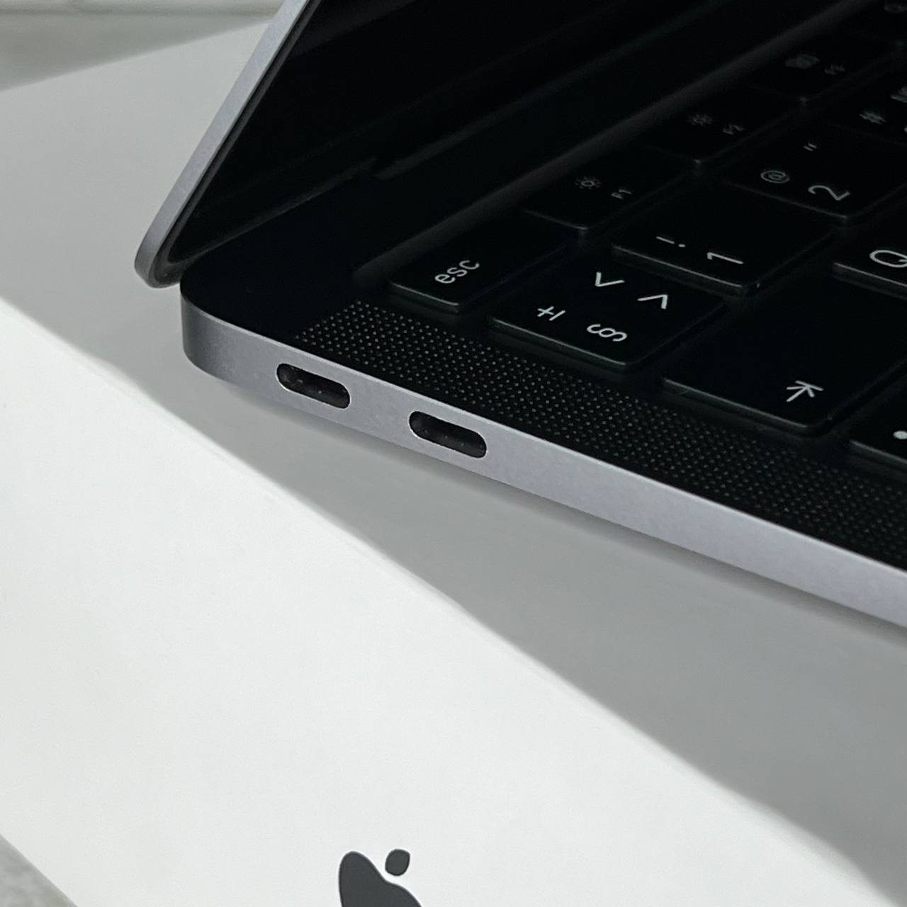Apple MacBook Air 13" (2020) M1/8Gb/256Gb Space Gray