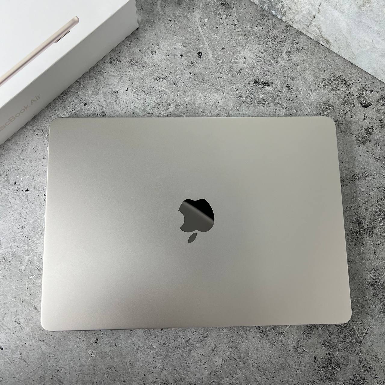 Apple MacBook Air 13" (2022) M2/8Gb/256Gb Starlight